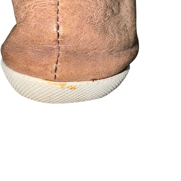 Frye Melanie T Strap Camel Gray Buffed Nubuck Leather Flat, Size 7.5 - Picture 9 of 11